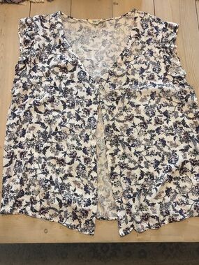 Elsie & Zoey Floral Button-Front Top in Cream ruffle cap sleeves and Navy XL